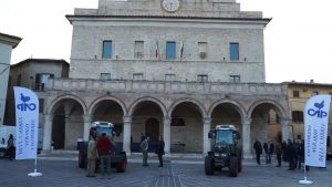 i trattori Fendt 200 in piazza del Comune (1)